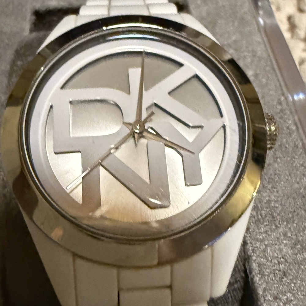 DKNY Watch in White and Gold